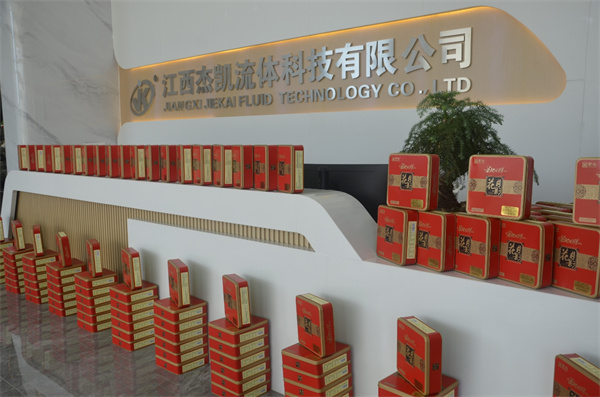 月亮拍了拍你說(shuō)“中秋快樂(lè)呀”。